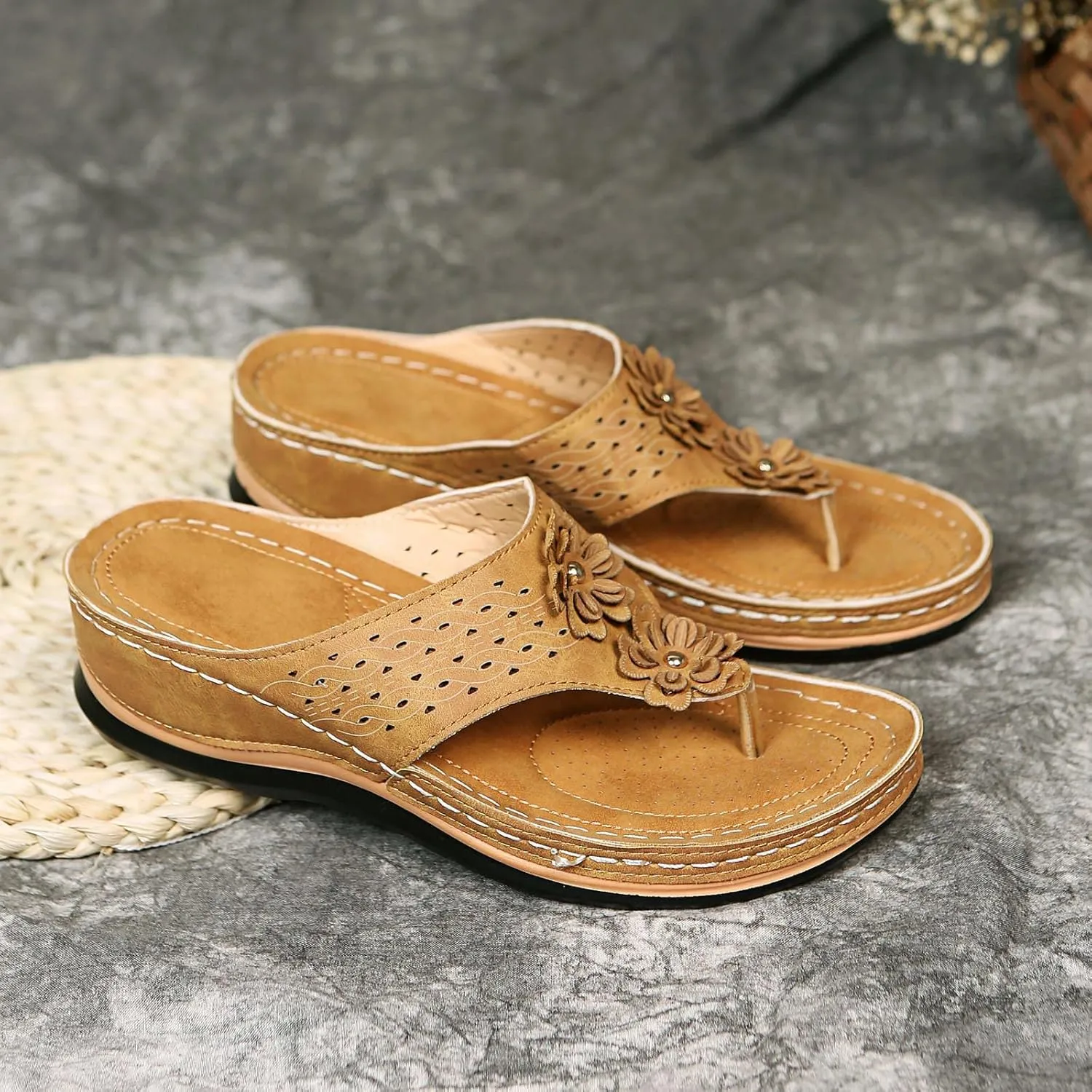 Eduavar Dressy Sandals Women, Sandals Women Dressy Summer Comfy Flip Flops Sandals Breathable Open Toe Flat Sandals