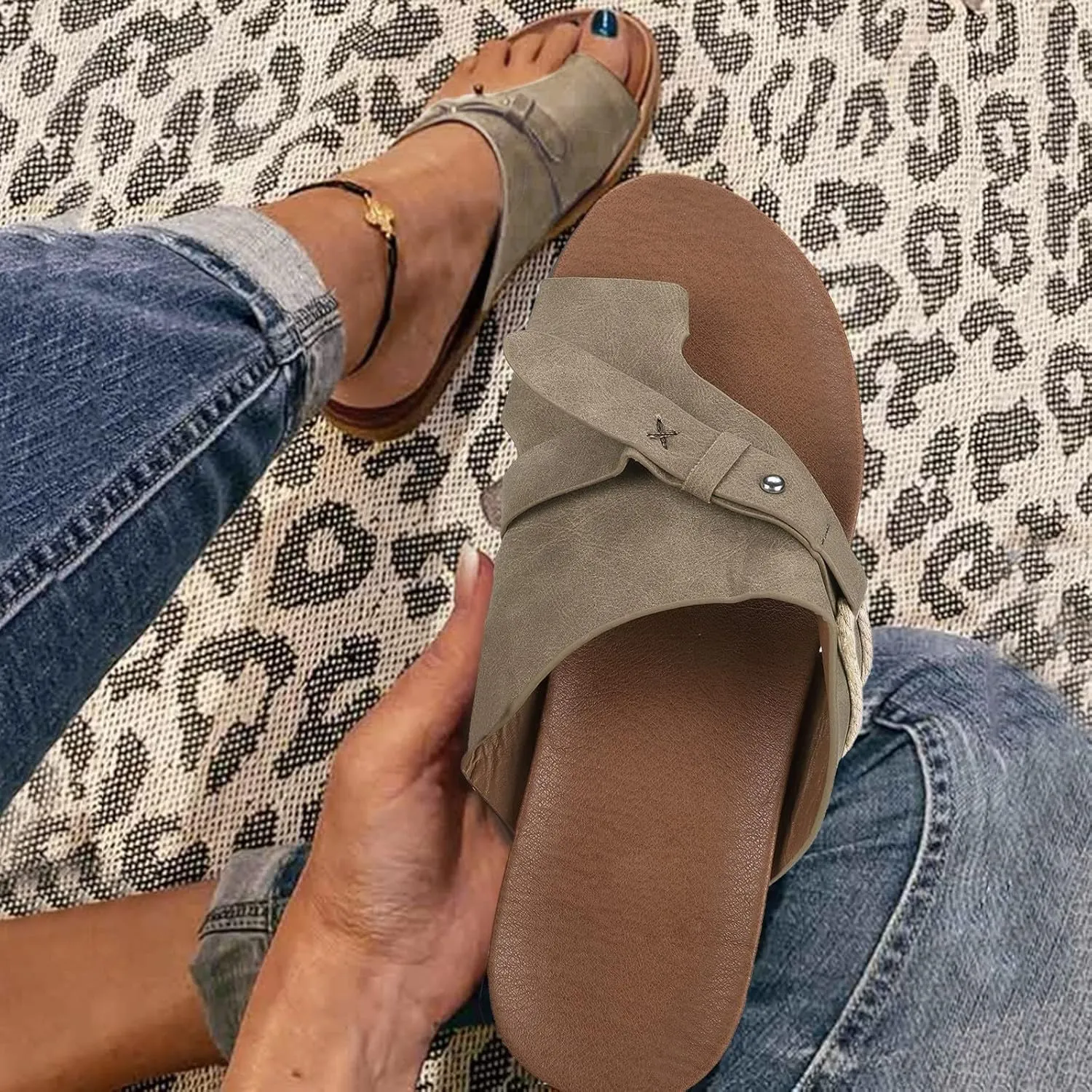 Eduavar Sandals Women Comfortable, Sandals Women Dressy Summer Flat Ring Toe Sandals Casual Beach Flip Flops Leather Sandals